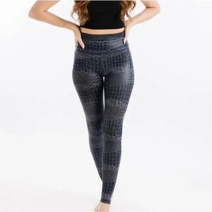 Zyia Light n Tight ankle length leggings alligator print SZ 4 gray armor